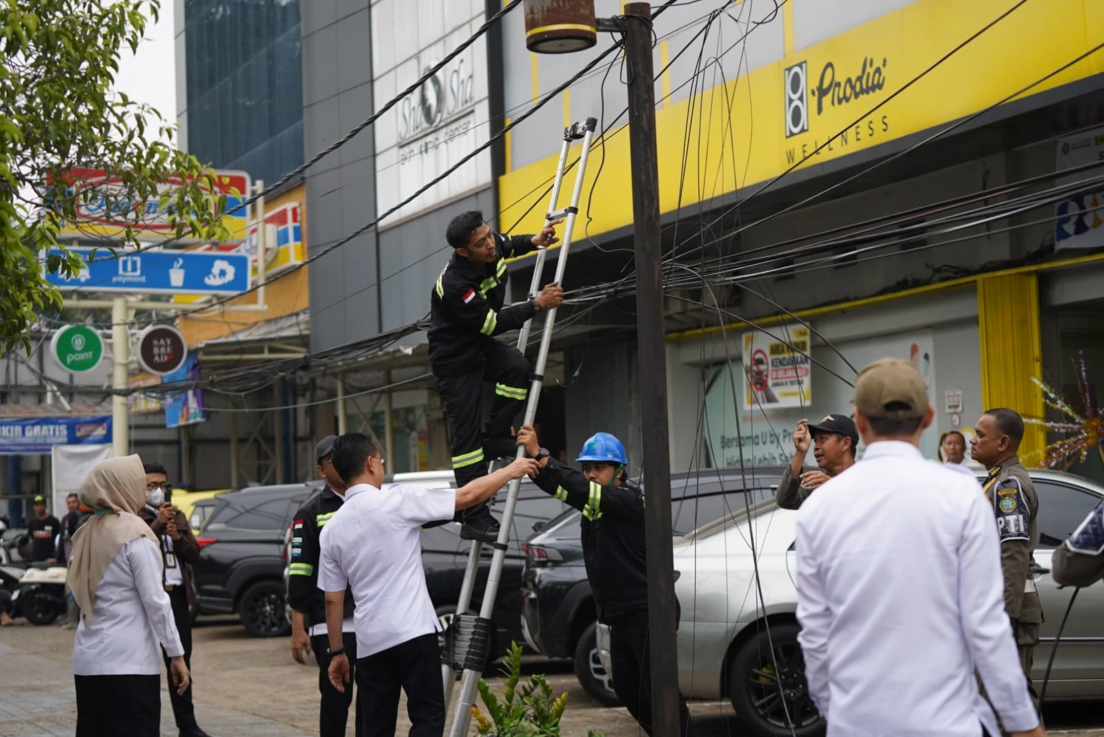 Pemkot Pontianak Mulai Tertibkan Kabel Utilitas